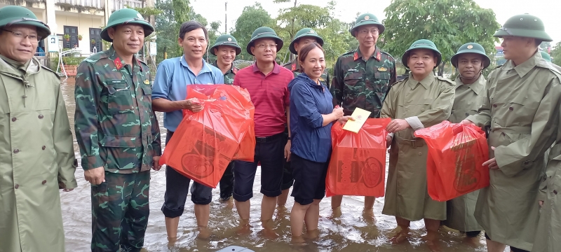 Đoàn công tác tặng quà cho người dân vùng ngập lụt 