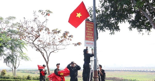 La policía móvil juvenil establece una línea de banderas nacionales en la tierra natal del tío Ho