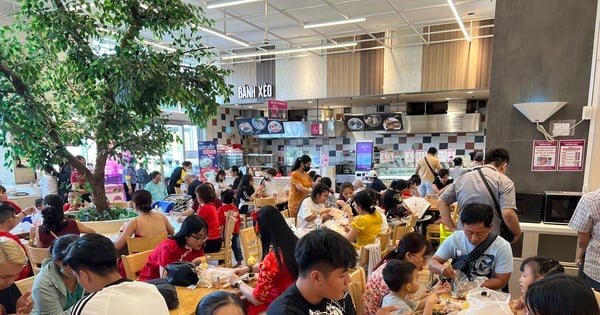 Food stalls at shopping malls are packed on the third day of Tet