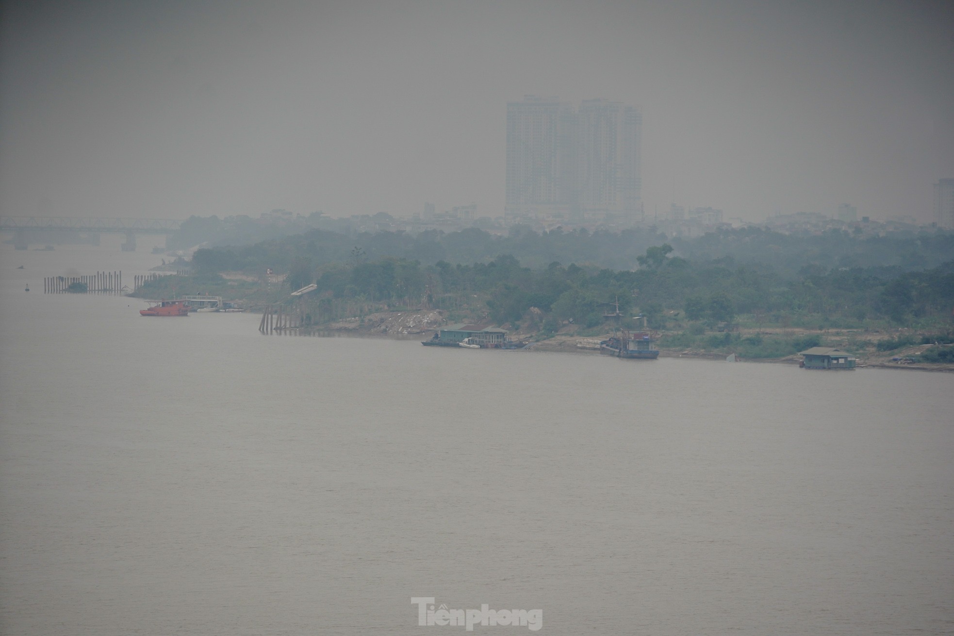 Hanoi is covered in fine dust from morning to afternoon, many buildings 'disappear' photo 10