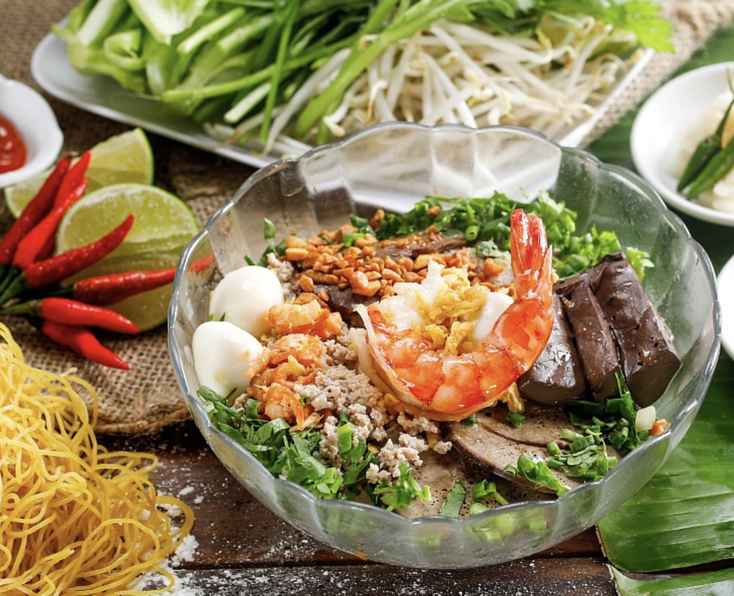 Michelin Guide đề xuất ăn hủ tiếu, bún chả, xôi, phở, bánh cuốn... khi đến Việt Nam - Ảnh 2.