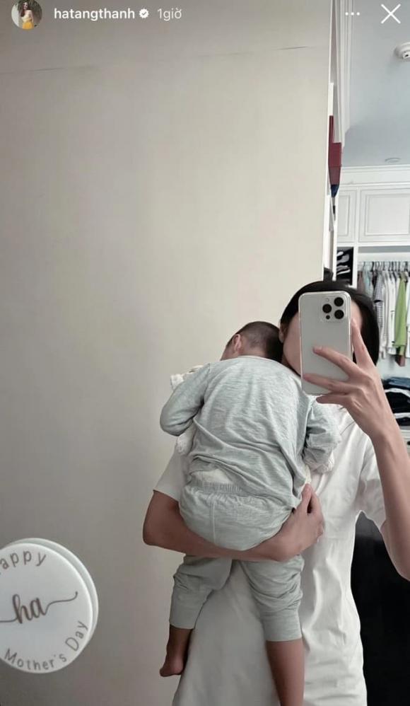 Tăng Thanh Hà và con trai. Ảnh: Chụp màn hình