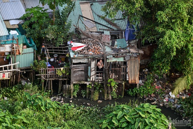 ホーチミン市の運河沿いに建てられた仮設住宅の対照的な風景写真11