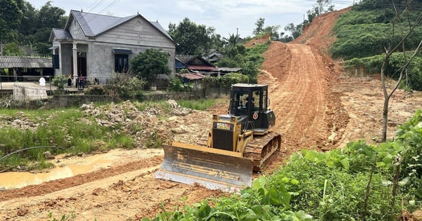 The ground is "stuck", construction machinery of two highways through Lang Son is "still"