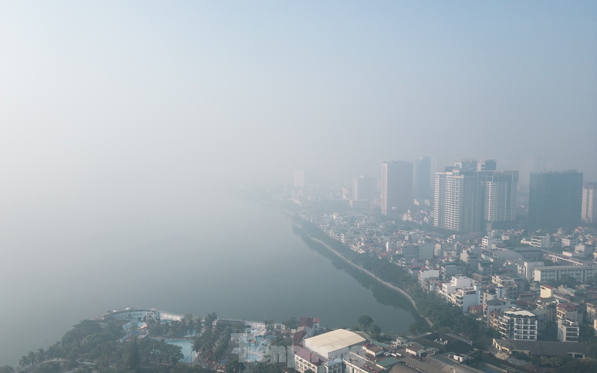 The sky is hazy, in Tay Ho recorded high air pollution level photo 16