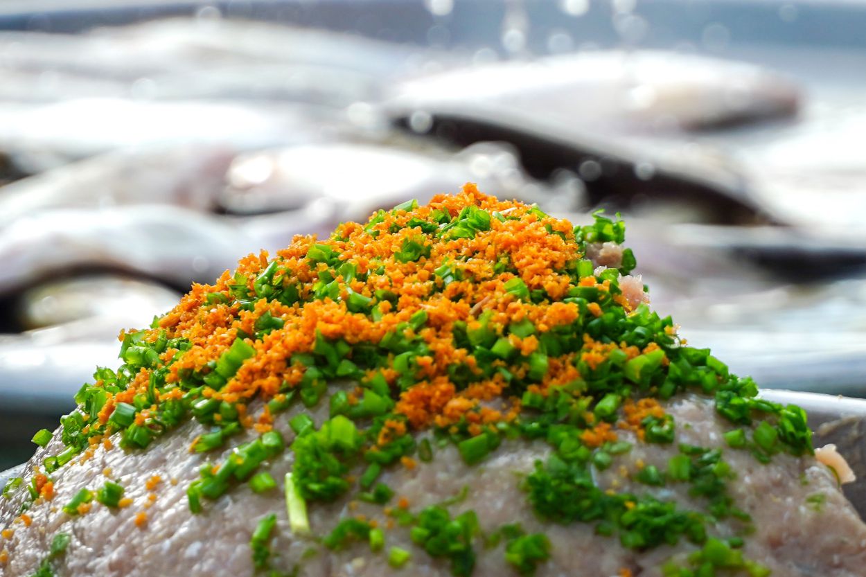 Las tortas de pescado son preparadas por vendedores locales.