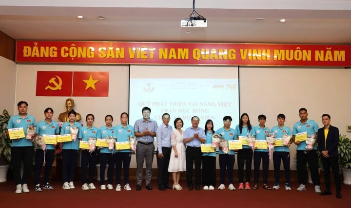 Ông Lê Nguyên Hòa - Giám đốc Quỹ Phát triển tài năng Việt - trao học bổng cho 12 VĐV.