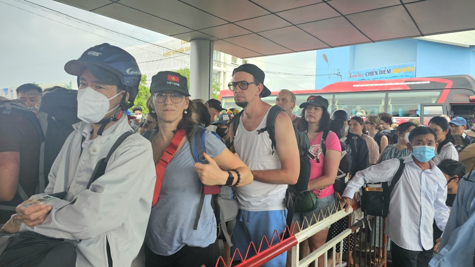 Les touristes montent à bord du hors-bord pour explorer Pearl Island. (Photo de Huu Tuan)