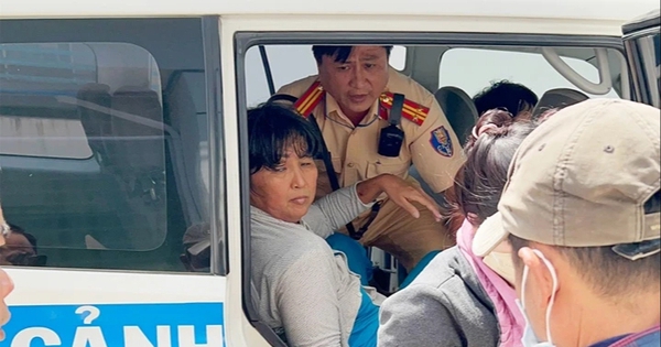 La policía de tránsito de An Giang utiliza vehículos especiales para llevar a los pacientes a la sala de emergencias a tiempo.