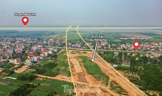 Vista general del sitio de construcción del puente Hong Ha de casi 10.000 billones de VND que conecta dos distritos en Hanoi