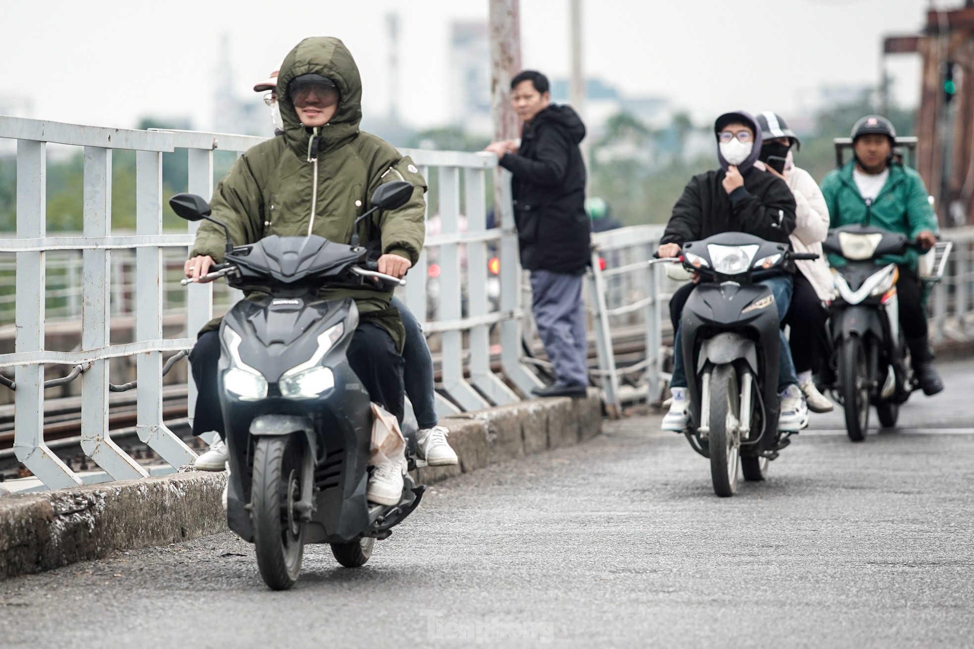 Hanoi is covered in fine dust from morning to afternoon, many buildings 'disappear' photo 20