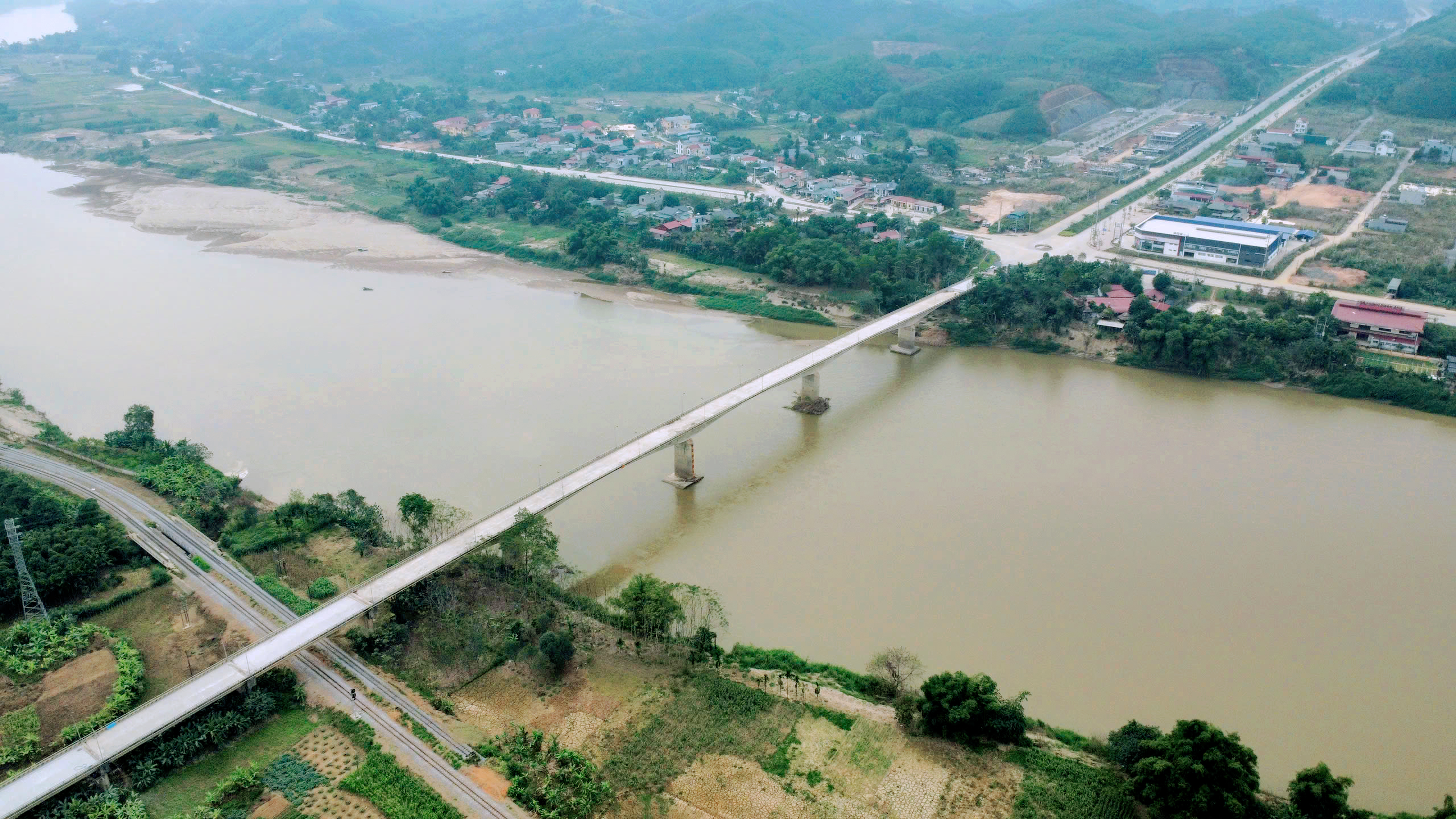 Toàn cảnh hai cây cầu hư hỏng sau bão số 3 ở Yên Bái đang thi công sửa chữa- Ảnh 1.