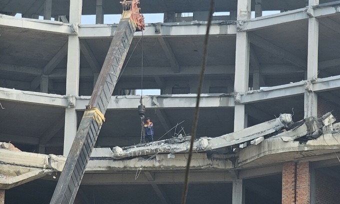 Hotel owner organizes demolition of illegal construction. Photo: Duong Dong