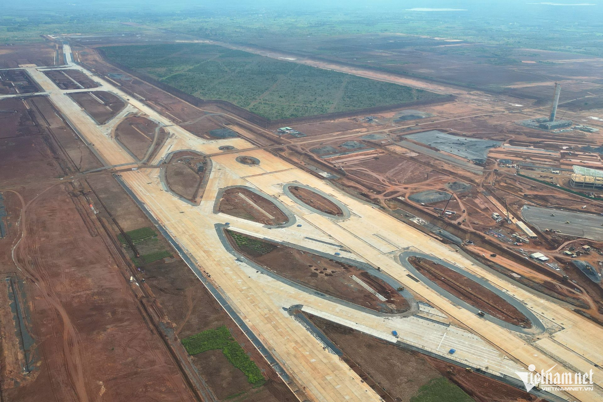 Aéroport de Long Thanh : la forme du lotus apparaît progressivement, la piste se rapproche de la ligne d'arrivée