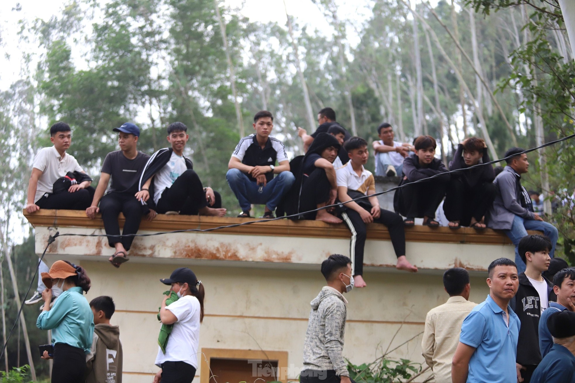 Des milliers de personnes ont rempli le pied de la montagne pour regarder les lutteurs montrer leur force photo 8