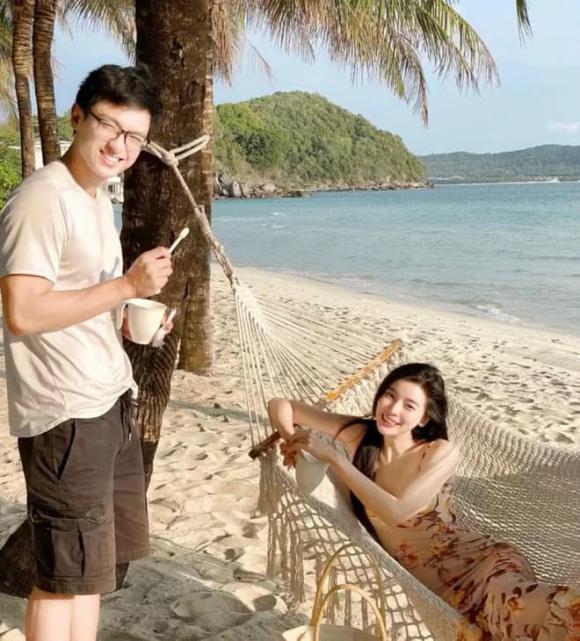 Les photos de Cao Thai Ha et Huu Vi voyageant ensemble ont suscité des rumeurs de relation. Photo : Capture d'écran