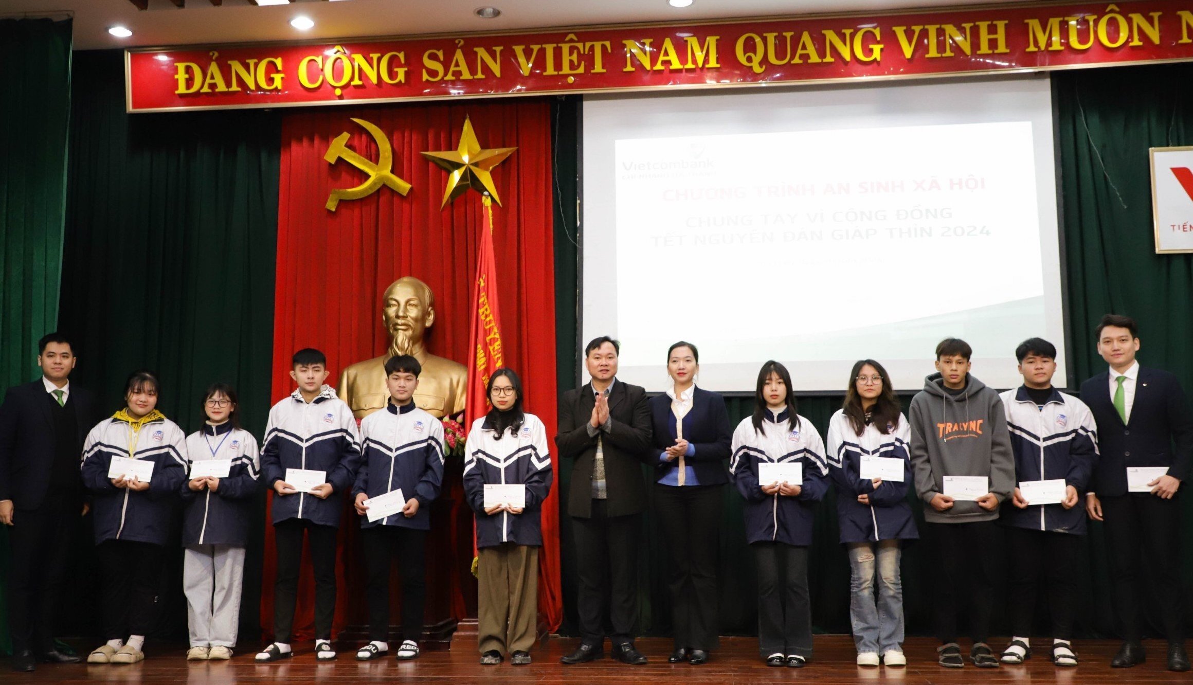 Vietcombank Ha Thanh presented 20 gifts to students in difficult circumstances who excelled in their studies.