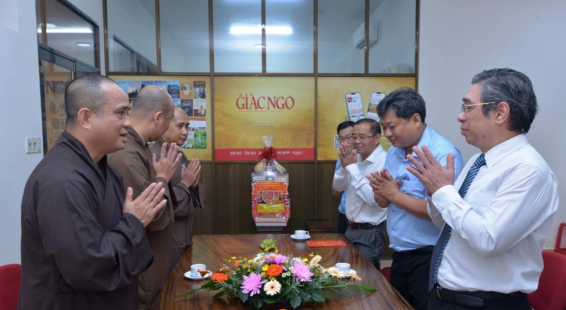 Le camarade Nguyen Phuoc Loc a rendu visite au journal Giac Ngo et lui a souhaité une bonne année