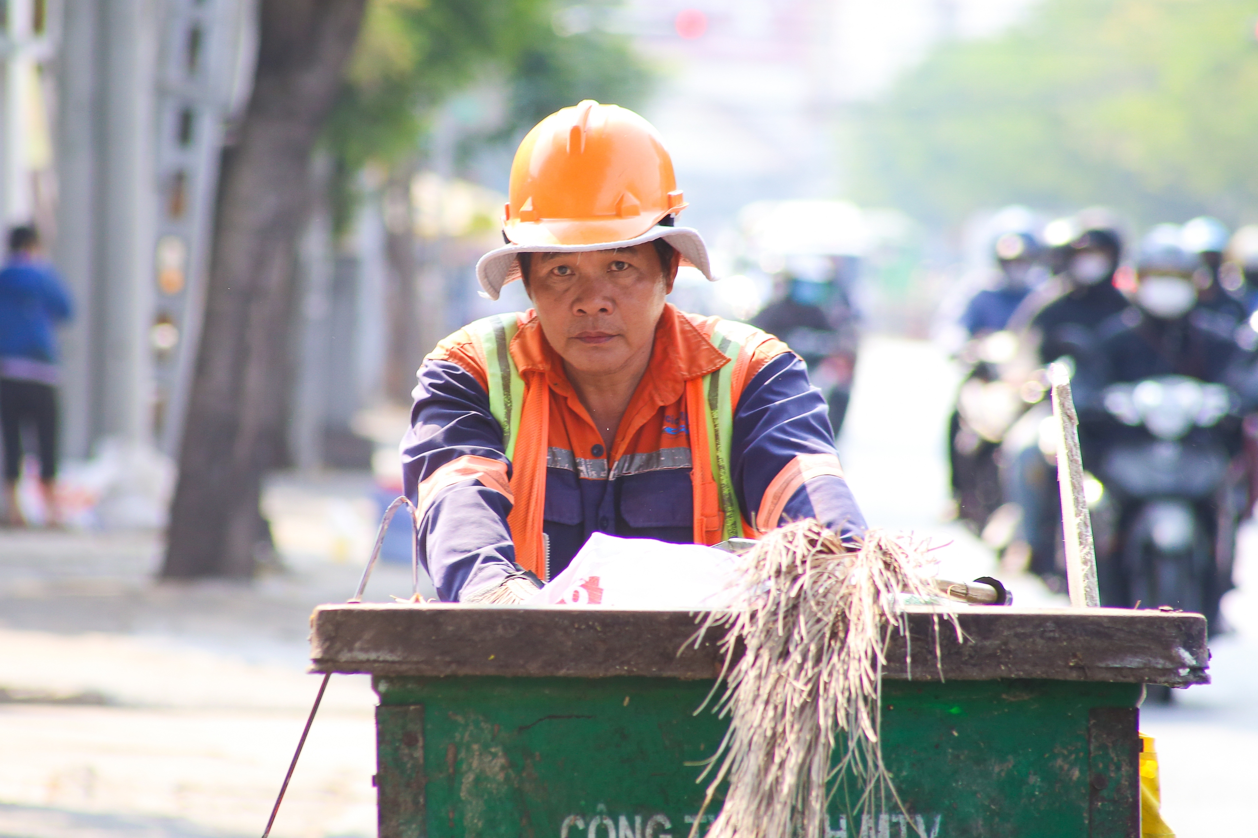 Người Sài Gòn trân mình dang nắng mưu sinh - Ảnh 12.