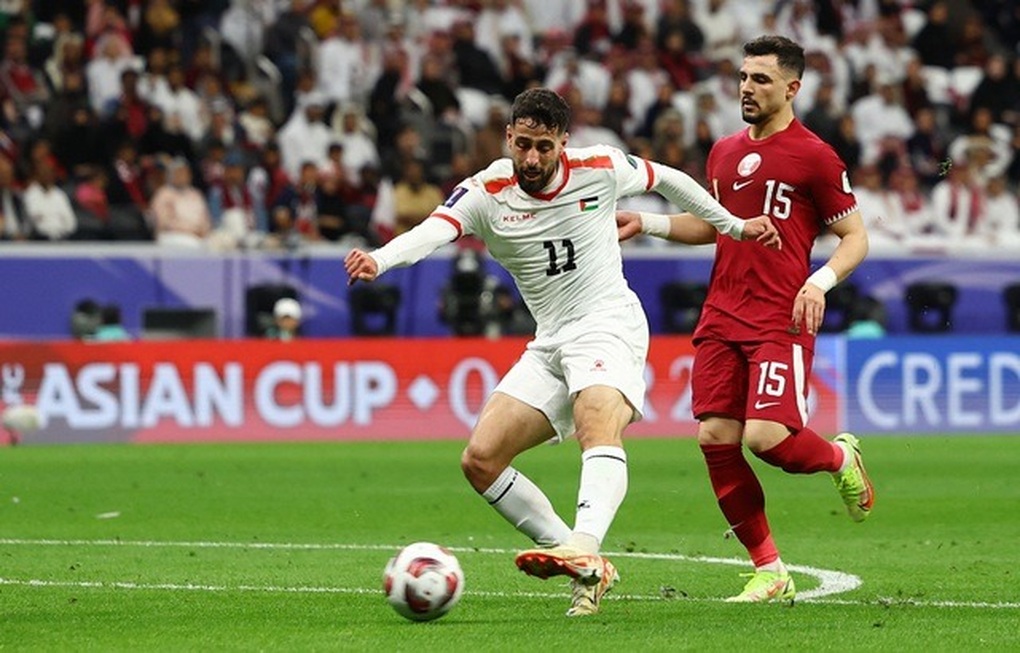 Qatar giành quyền vào tứ kết Asian Cup nhờ bàn thắng trên chấm phạt đền - 1