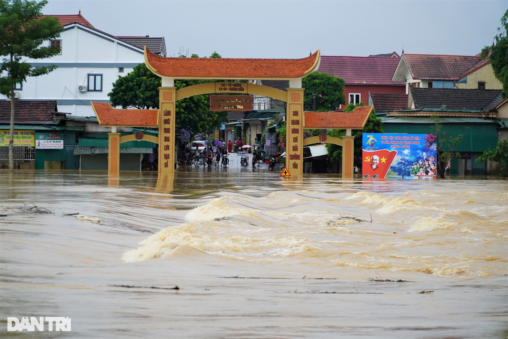 Nước lũ cuồn cuộn nhấn chìm cầu tràn, người dân vẫn liều mình bắt cá - 2