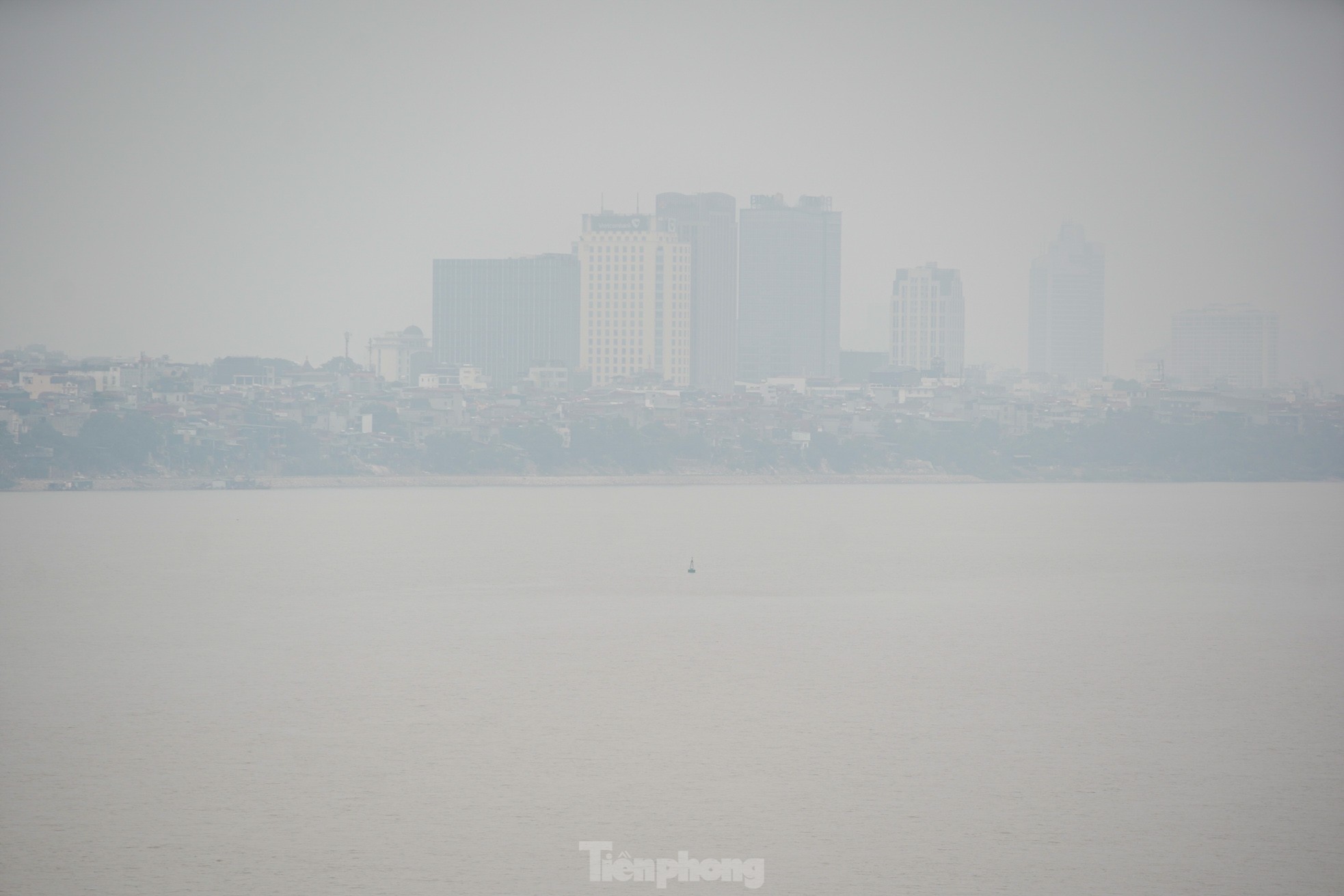 Hanoi is covered in fine dust from morning to afternoon, many buildings 'disappear' photo 13