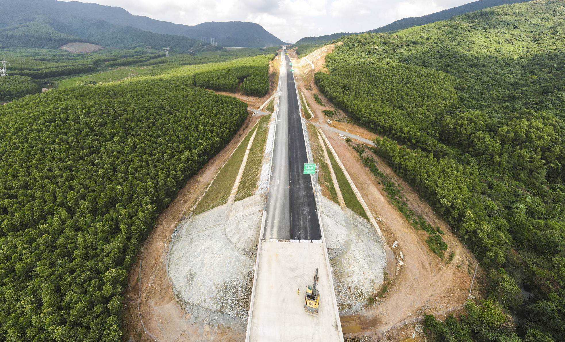 La construction de l'autoroute de 100 km de long à travers Ha Tinh est sur le point d'être achevée, photo 7