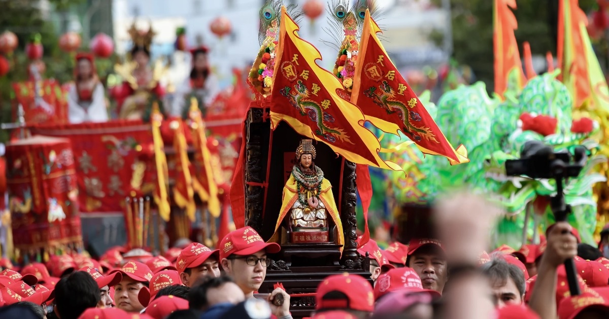 ผู้คนนับพันเบียดเสียดกันในขบวนแห่นางบิ่ญเซือง