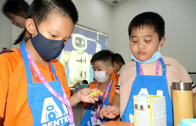 Students experience assembling robots at the Artificial Intelligence Education and Training Center, Ho Chi Minh City National University (AIC), May 2022. Photo: Ha An