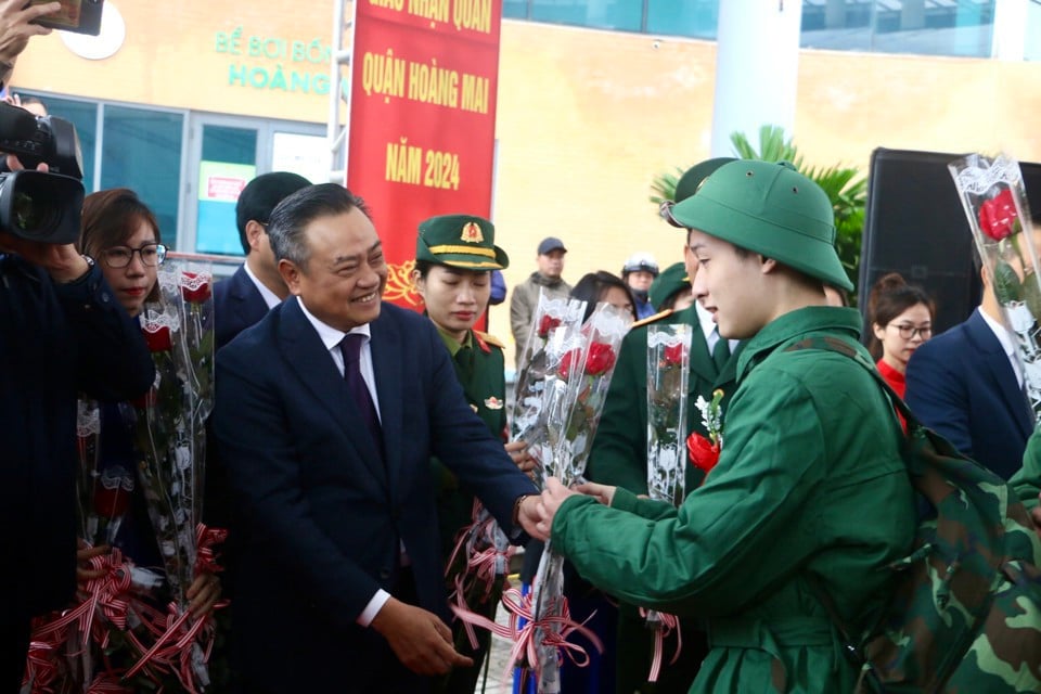 Chủ tịch UBND TP H&agrave; Nội Trần Sỹ Thanh tặng hoa động vi&ecirc;n, tiễn t&acirc;n binh l&ecirc;n đường nhập ngũ