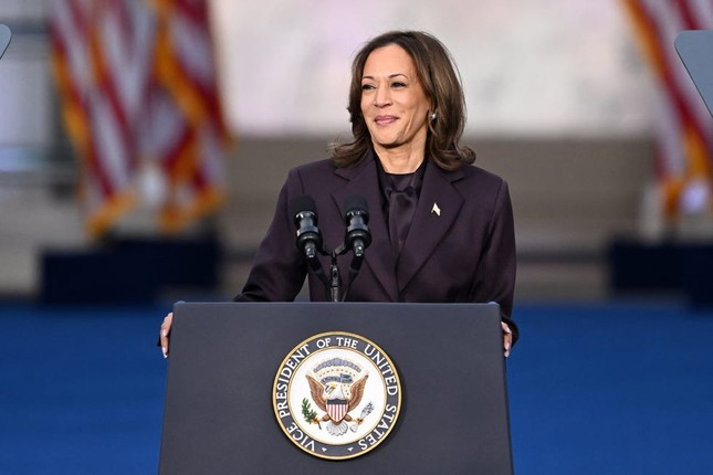 Descifrando el atuendo que usó la Sra. Harris en su discurso admitiendo la derrota (foto 2)