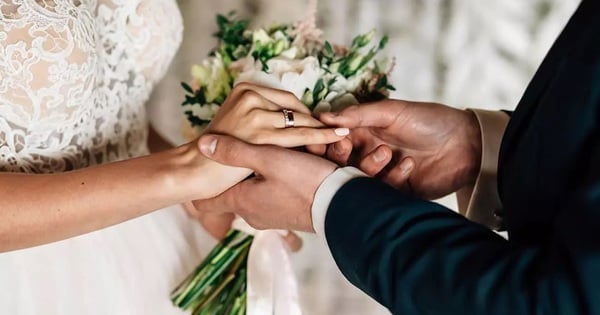 On the wedding day, the groom's mother was shocked when she saw a photo of her father-in-law when he was young.