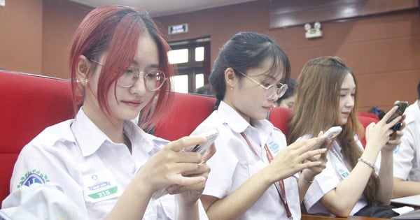 Hombres y mujeres jóvenes compiten por el liderazgo estudiantil de la ciudad de Ho Chi Minh