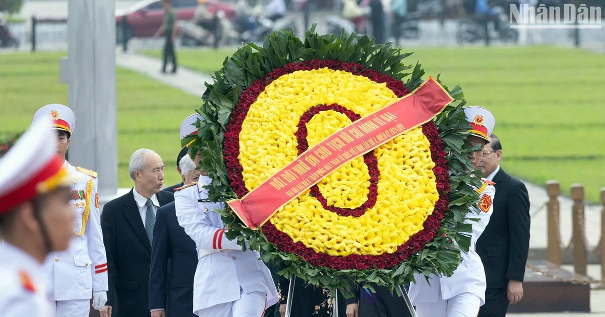 Les délégués participant au 10e Congrès national du Front de la patrie du Vietnam ont visité le mausolée du président Ho Chi Minh