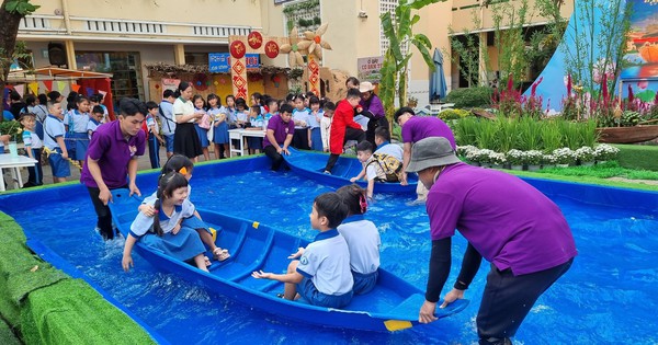 Học sinh TP.HCM bơi xuồng, gói bánh… đón tết dân gian