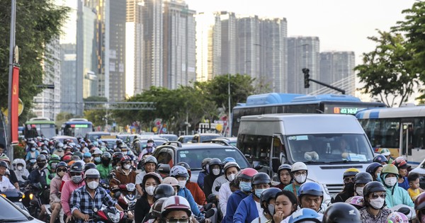 Les rues de Ho Chi Minh-Ville sont à nouveau animées, de nombreuses routes sont encombrées dès le petit matin