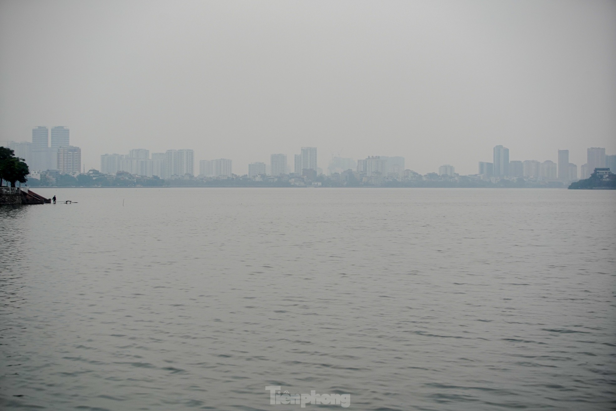 Hanoi is covered in fine dust from morning to afternoon, many buildings 'disappear' photo 2