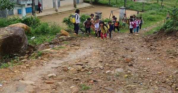 Ở một nơi, giáo viên phải 'giành' học trò với… cây đót