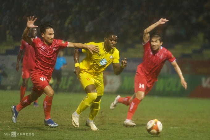 Rimario (yellow shirt) sealed a 3-2 victory for Thanh Hoa against Hai Phong. Photo: Thanh Thanh