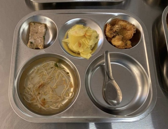 Parents reported that the meal at Yen Nghia Secondary School costs 32,000 VND but the food is meager and not enough to satisfy them. (Photo: Provided by parents)