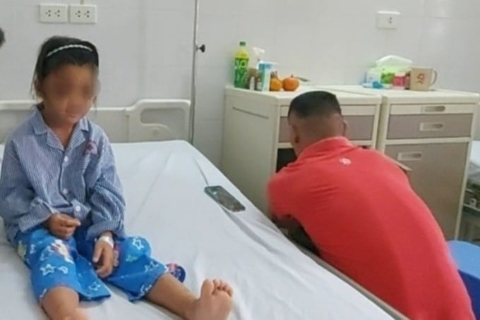 Ly setzt ihre Behandlung im Quang Ninh General Hospital fort. Foto: Xuan Hoa