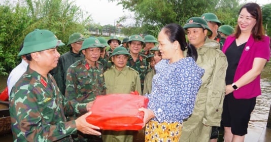 Le commandant de la région militaire 4 visite les victimes des inondations à Thua Thien-Hue