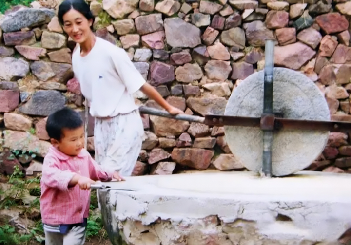 北京大学講師でもあるヴォン・テ・トゥン氏の妻と息子が山で作業している瞬間が、同氏の友人のカメラに撮影された。