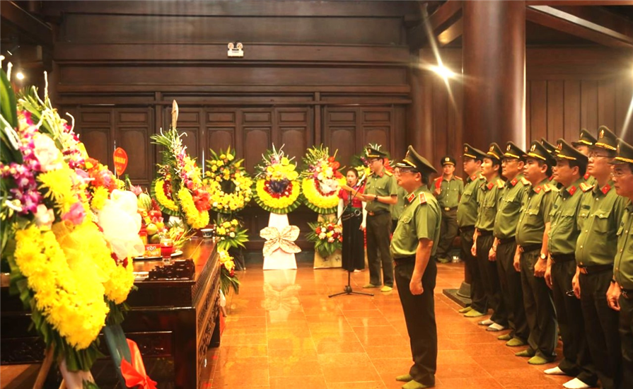 The delegation held a ceremony to report achievements at the Dien Bien Phu Battlefield Martyrs' Temple.