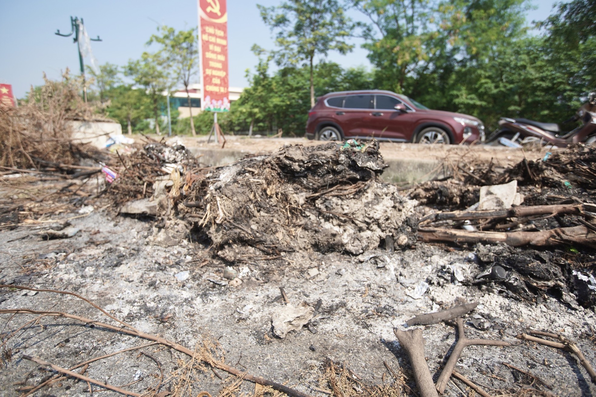 Basura rodea proyecto vial de 250 mil millones de dongs en Hanoi foto 11