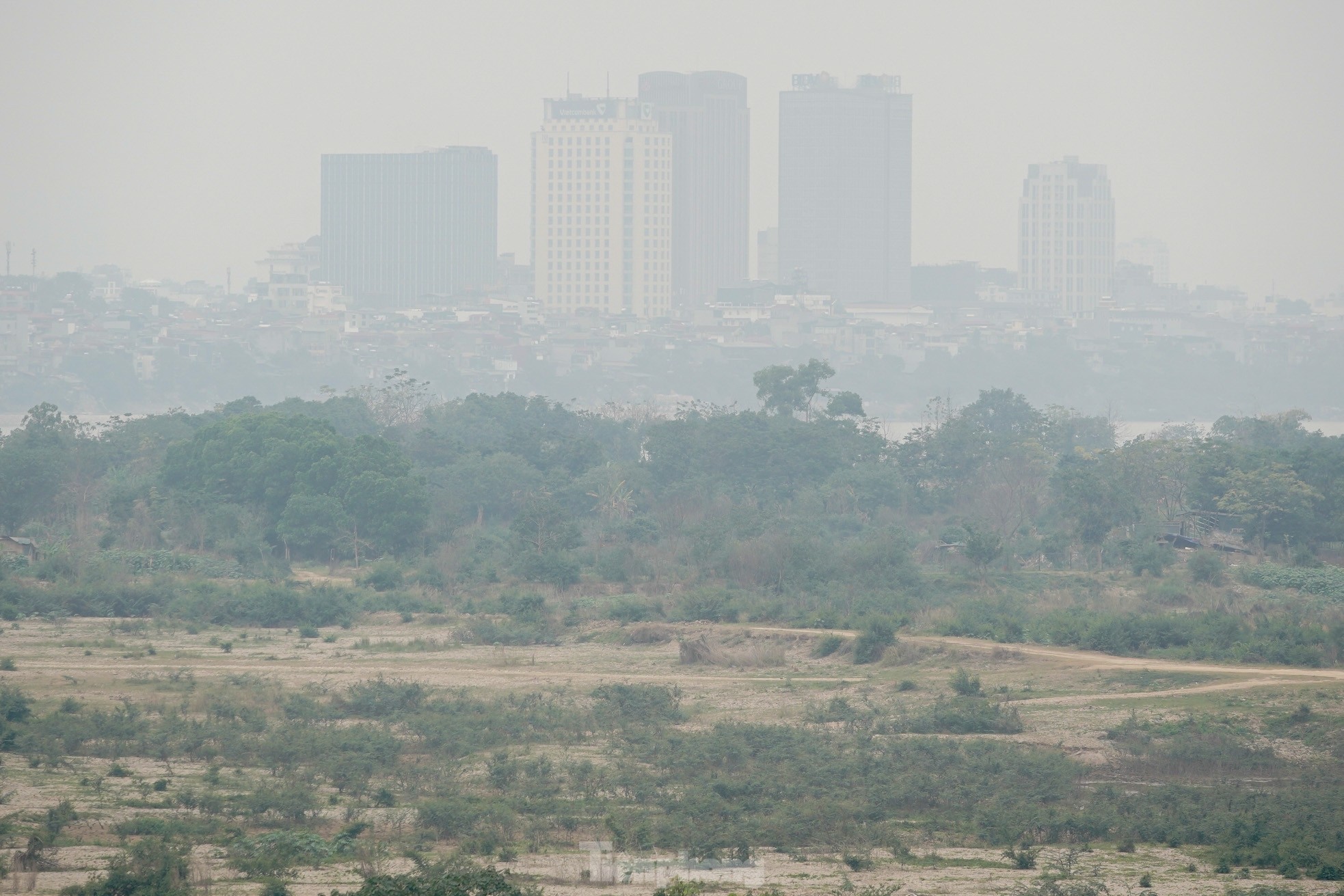 Hanoi is covered in fine dust from morning to afternoon, many buildings 'disappear' photo 7