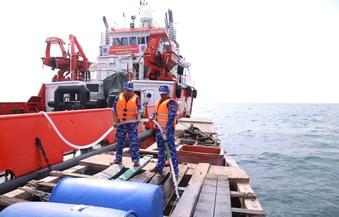 Die Küstenwache hat den Bewohnern der Insel Hon Chuoi heute Morgen kostenlos Frischwasser zur Verfügung gestellt. Foto: Khanh Nhan