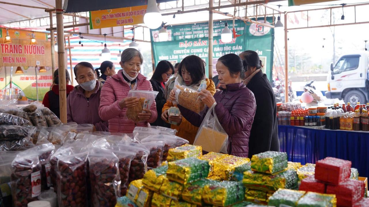 Khai mạc Tuần hàng OCOP, làng nghề, nông sản, thực phẩm an toàn năm 2024 tại huyện Thạch Thất