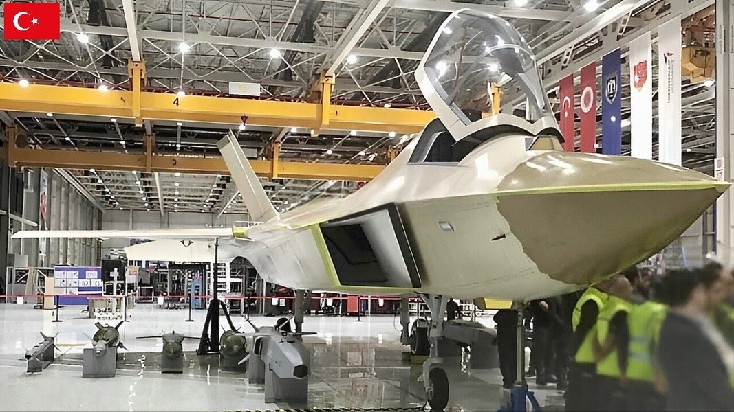 Chuyến bay đầu tiên của tiêm kích tàng hình KAAN giúp Ukraine 