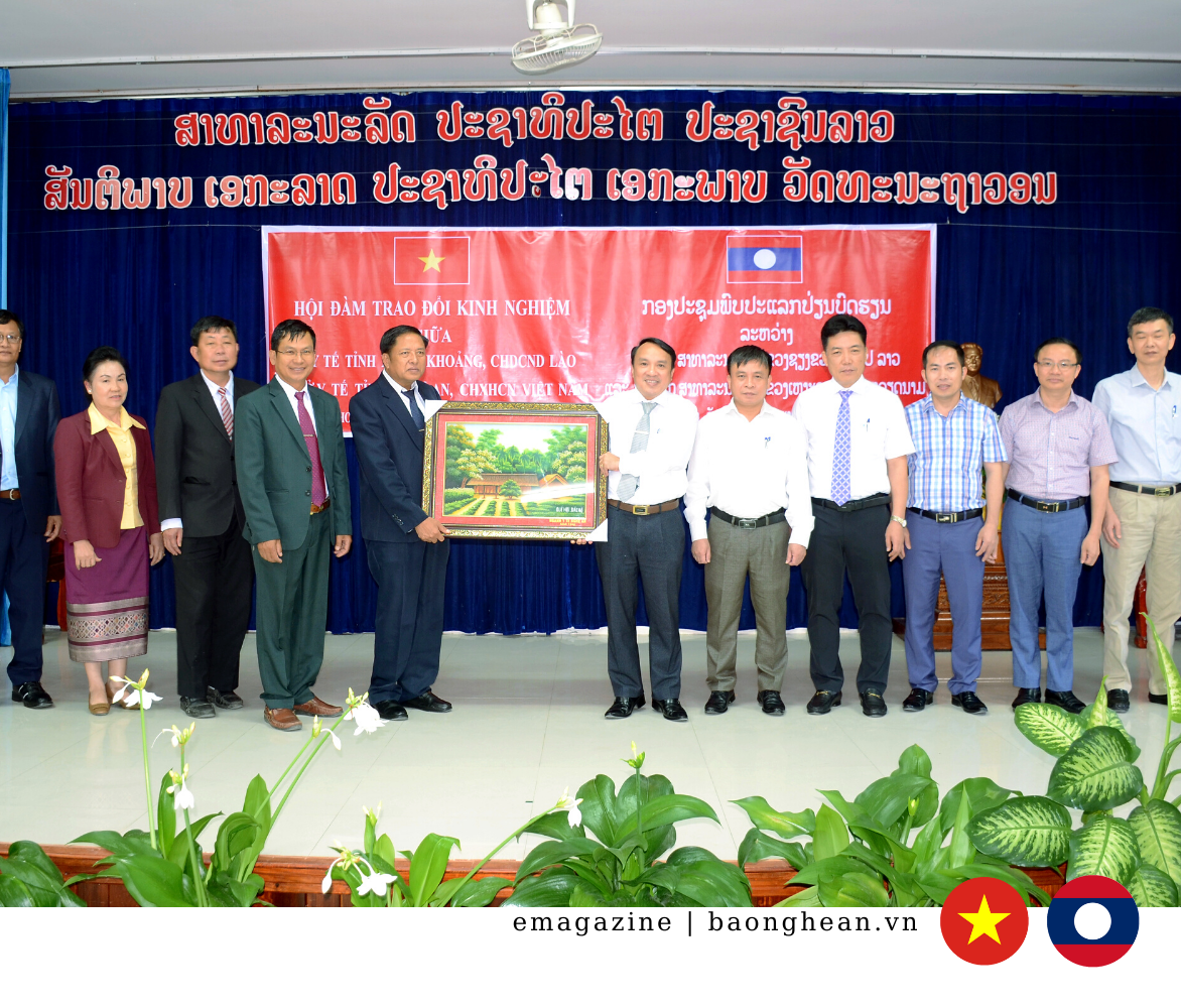 Nghe An health sector delegation presented a souvenir painting to Xieng Khouang province health sector.